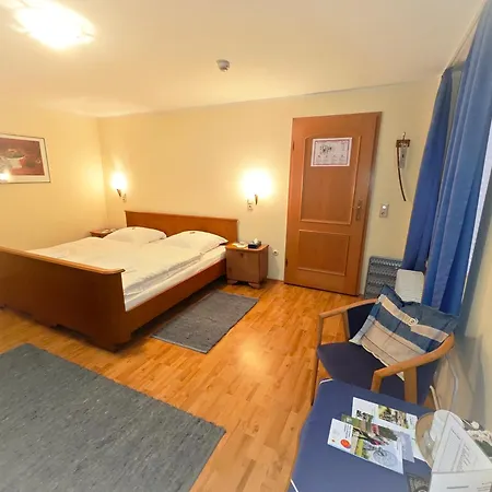 Отель Urfter Hof Garni *